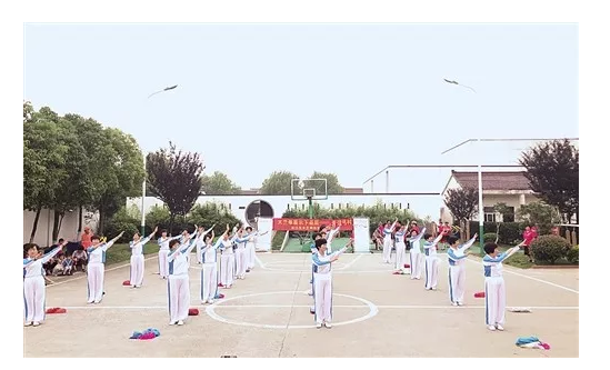 体育文化下基层活动在村民文化广场举行.图为木兰拳表演展示.